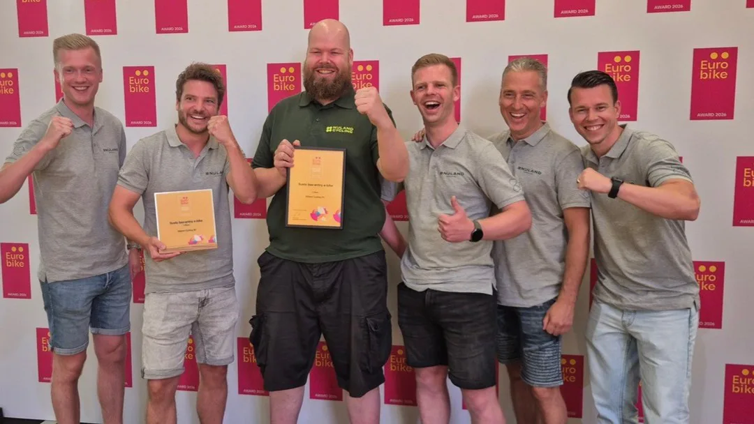 Het team van Nijland Cycling bij de prijsuitreiking op de Eurobike. (Foto Nijland)