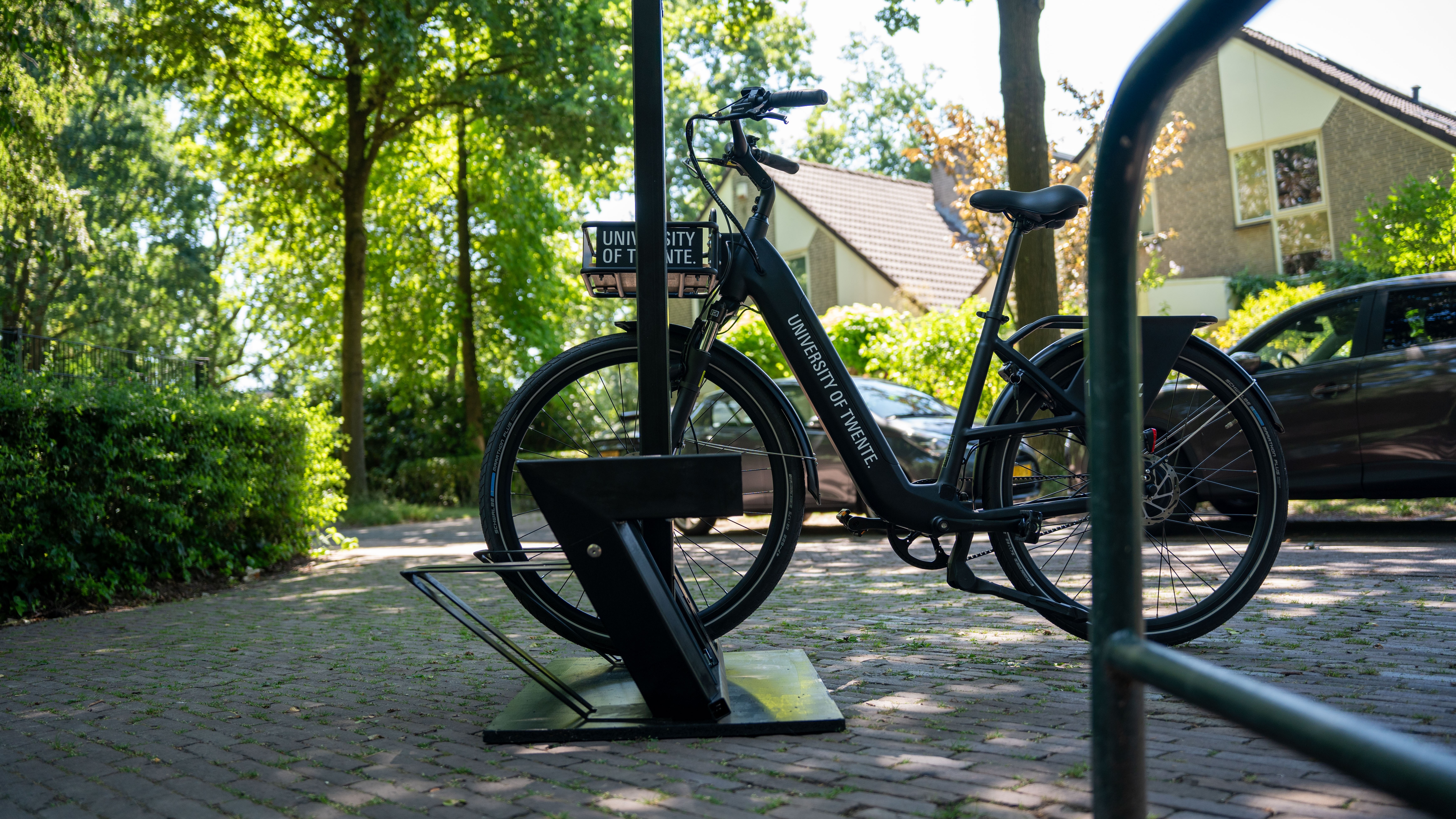 Slim fietsenrek laadt en vergrendelt e-bikes automatisch