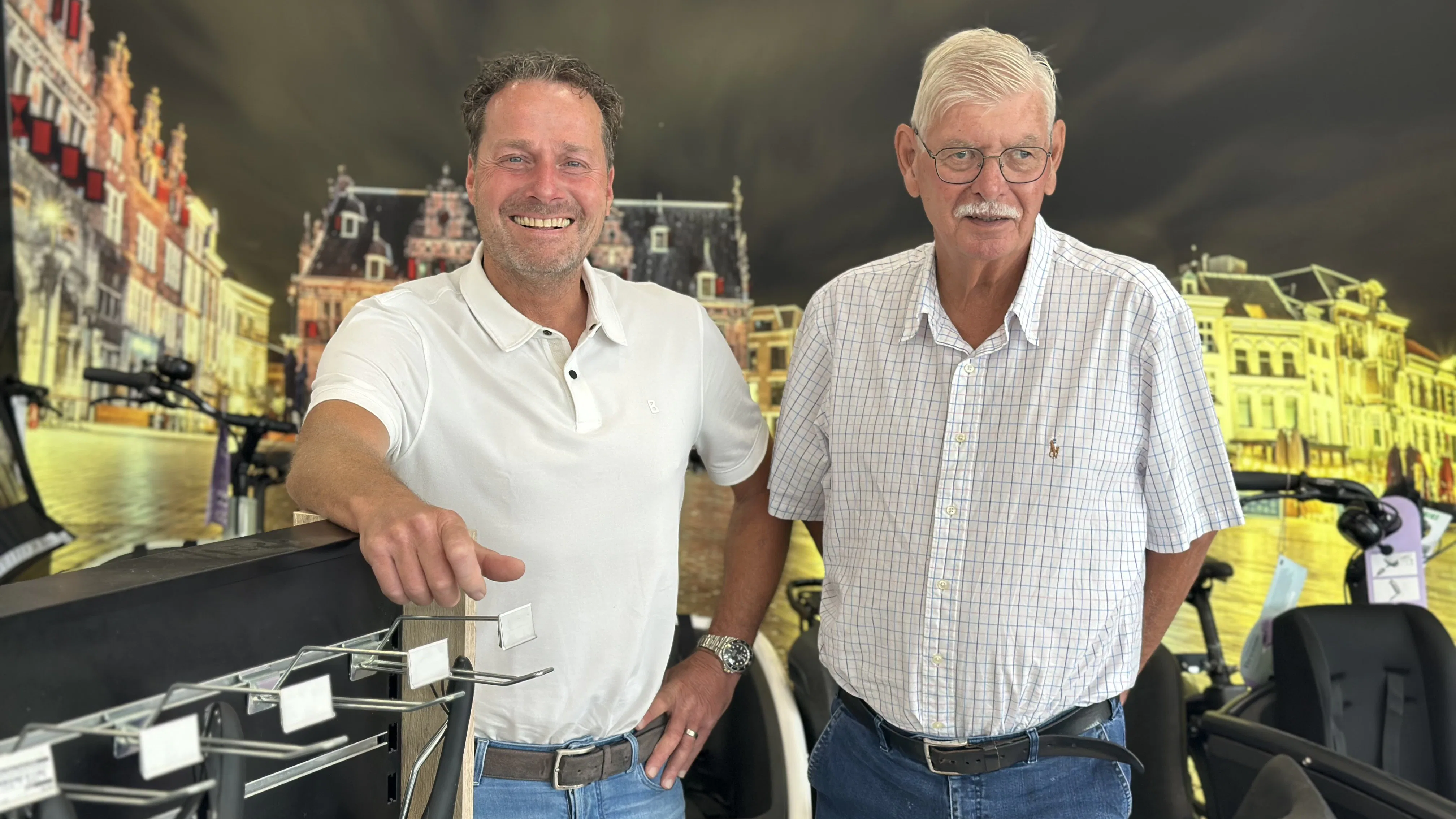 Maarten Akkers (links) is de nieuwe voorzitter van de stichting. Rechts zijn voorganger en oprichter Alfred Quanz. (Foto Tweewieler)