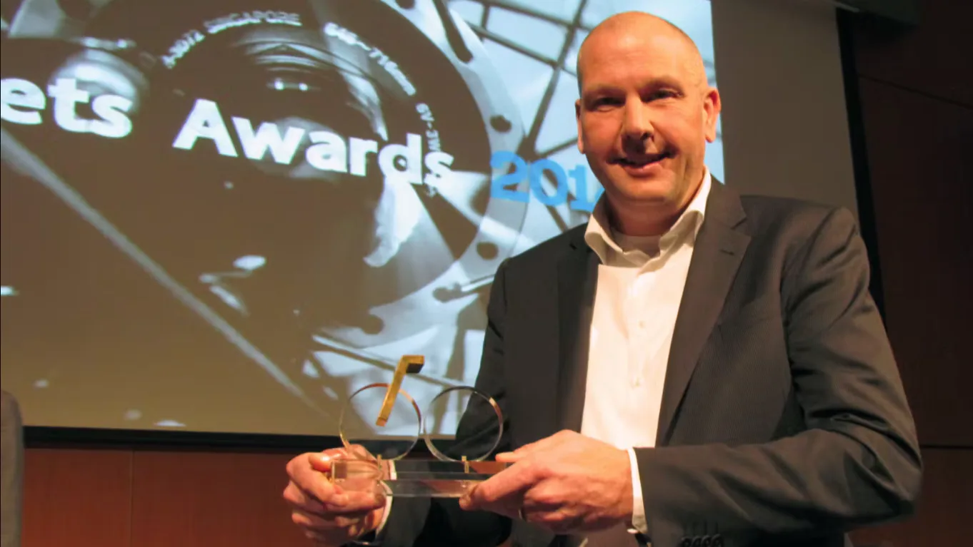 De Sparta ION Comfort was in 2004 de eerste e-bike ooit die verkozen werd tot Fiets van het Jaar, in een tijd dat er nog geen aparte categorie voor e-bikes bestond. Op de foto Mark Kuper in 2014 toen ze die award nog een keer wonnen met de Sparta ION RXS+.