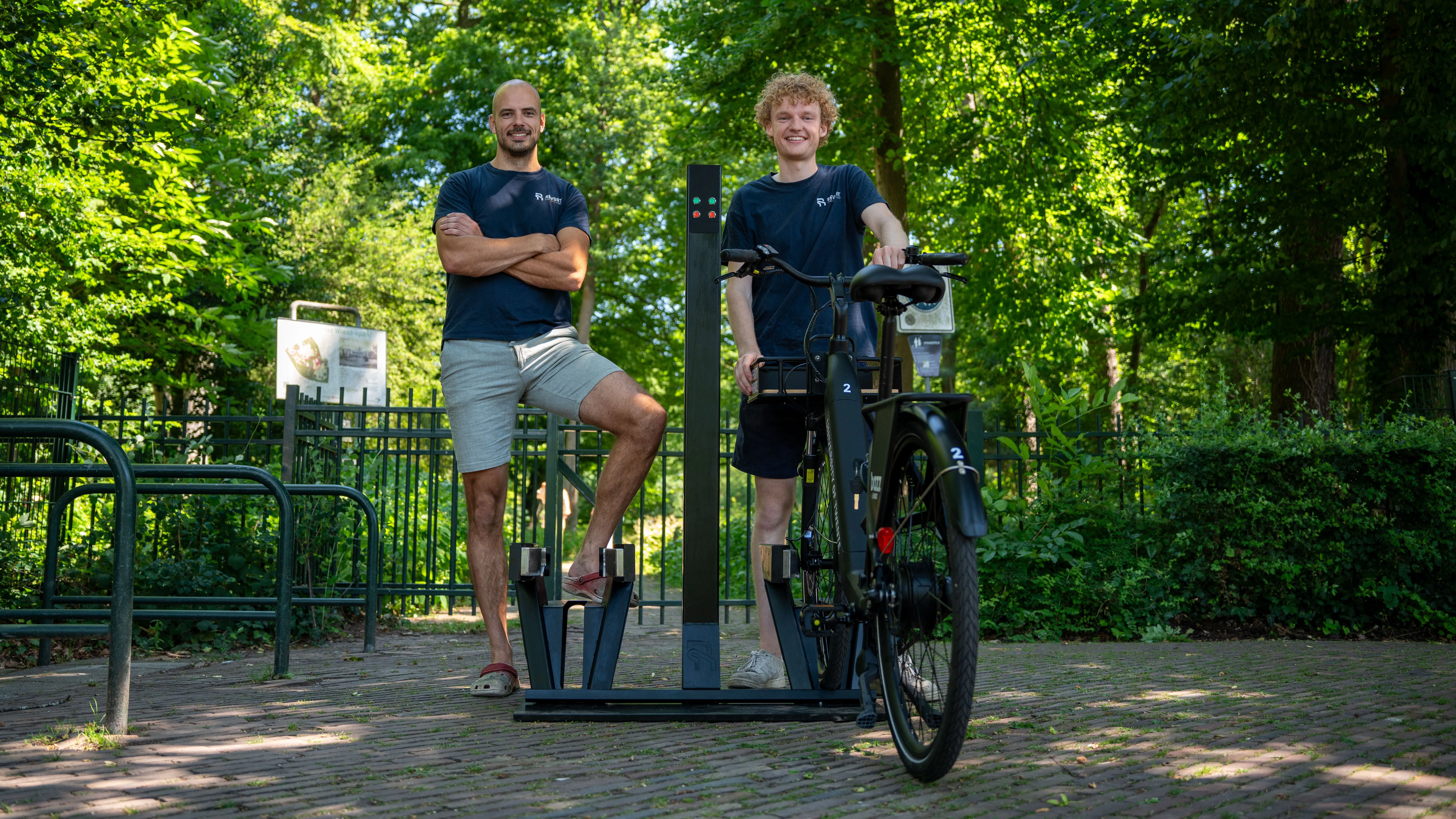 Paul Stöver en co-founder Maarten Smit van Revost, zijn alumni van de Universiteit Twente en beiden ook frequent fietsers.
