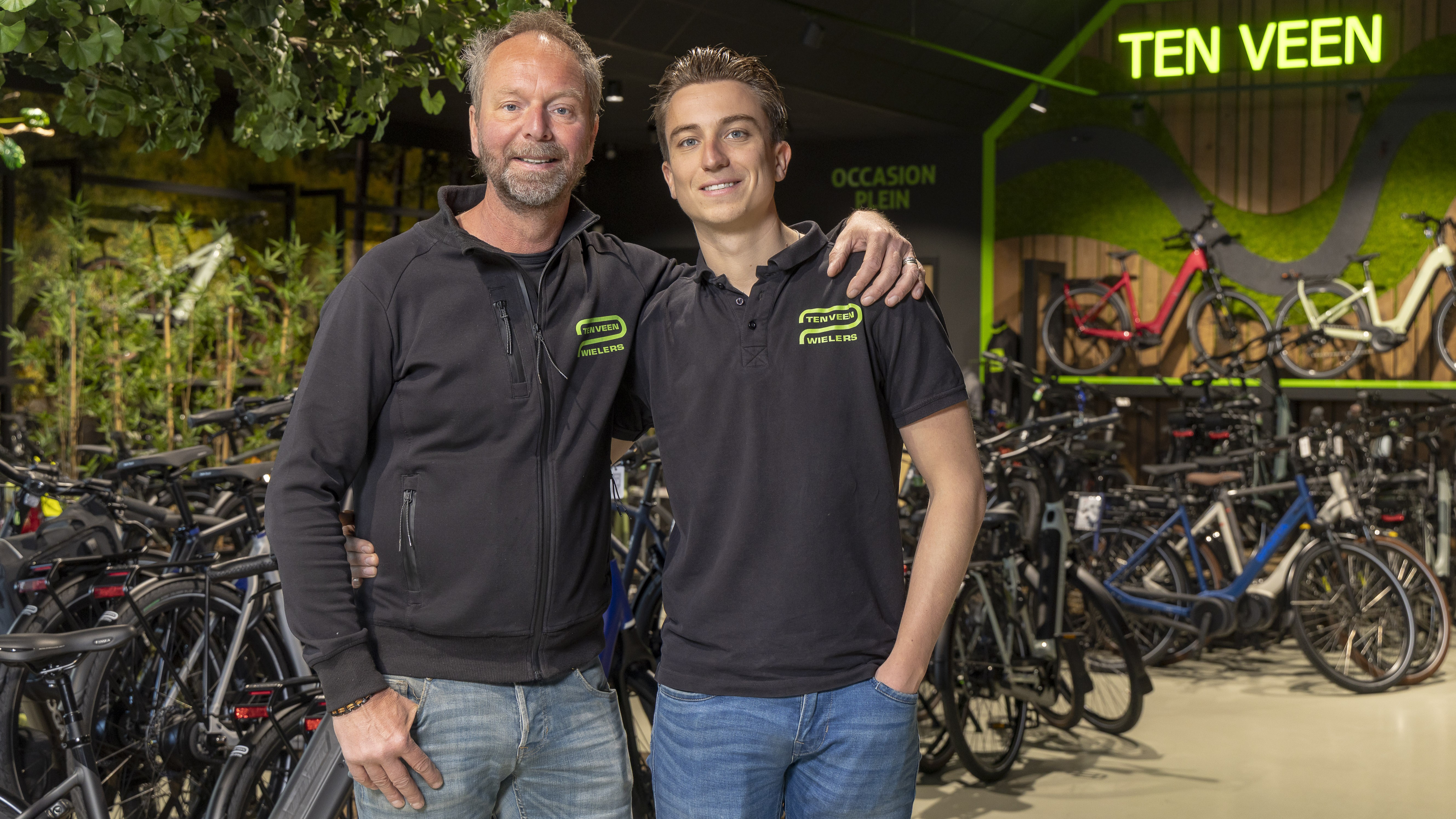 Klaas (links) en Dylan (rechts) ten Veen runnen de vestiging in Oldemarkt. (Foto Koos Groenewold)
