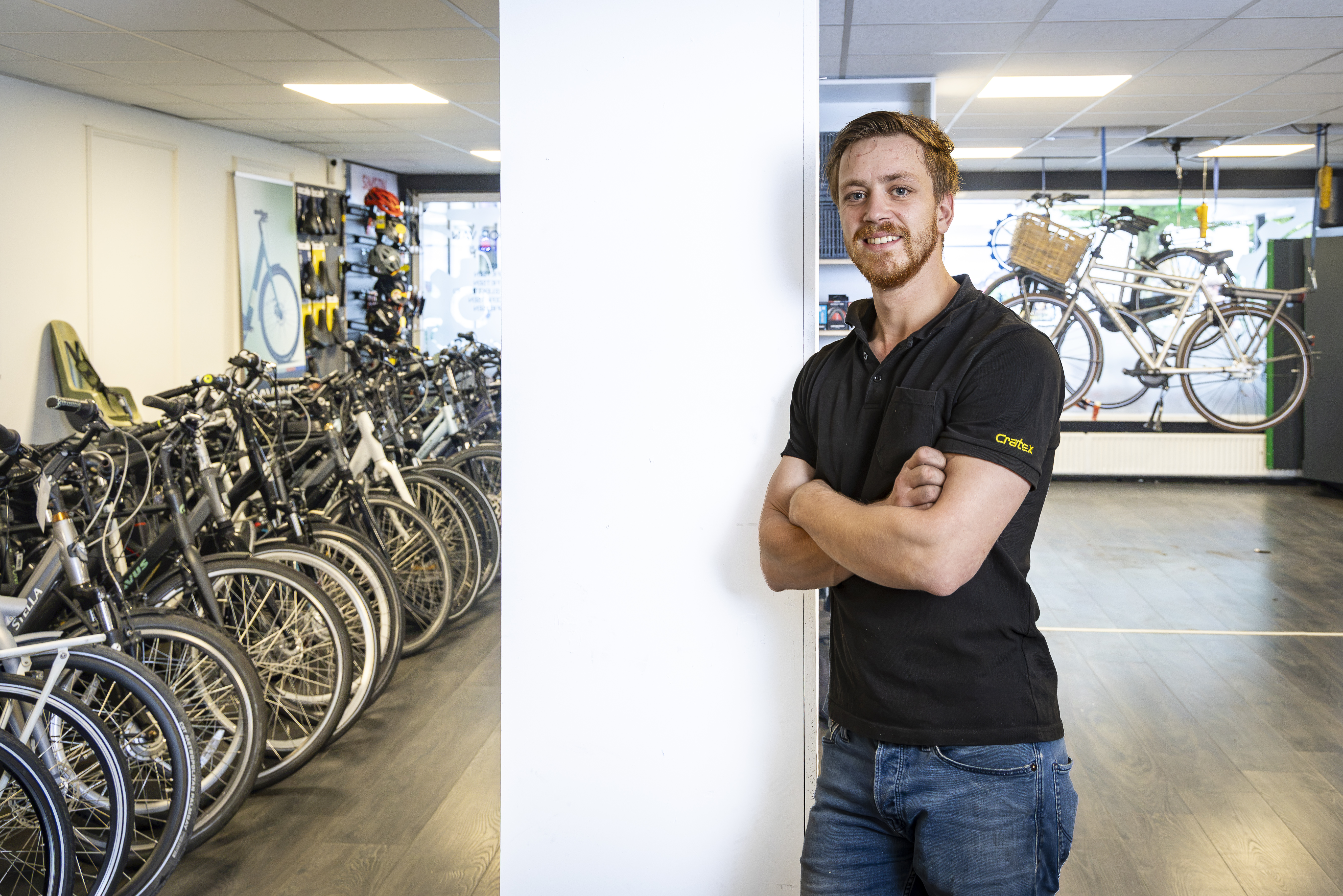 Wesley houdt van het ondernemen: “Je verandert vaak van visie en dat houdt het interessant. In het begin dacht ik alleen maar aan het aanbieden van nieuwe fietsen, nu aan betaalbare e-bikes onder de 1.000 euro.” Foto: Koos Groenewold