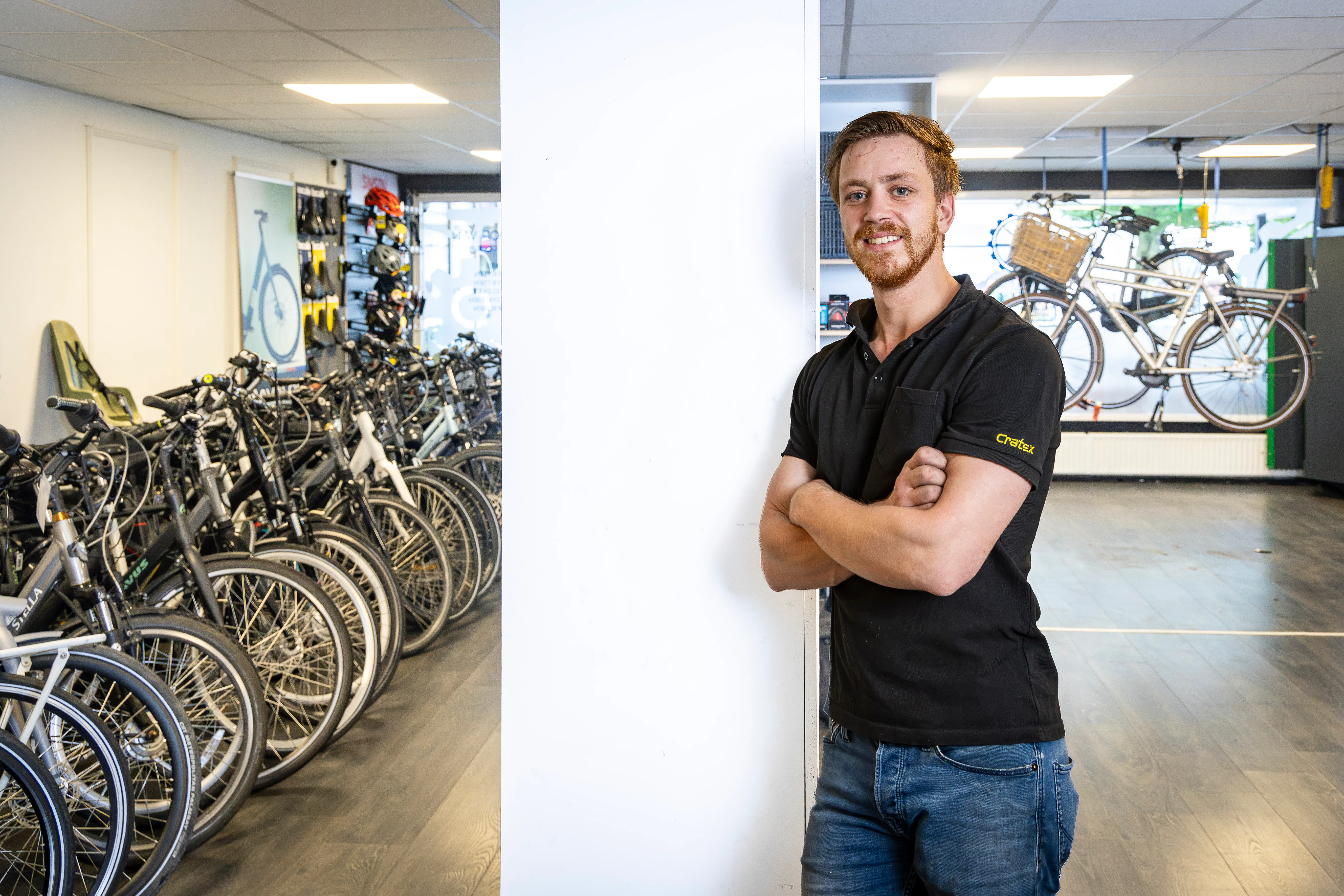 Wesley houdt van het ondernemen: “Je verandert vaak van visie en dat houdt het interessant. In het begin dacht ik alleen maar aan het aanbieden van nieuwe fietsen, nu aan betaalbare e-bikes onder de 1.000 euro.” Foto: Koos Groenewold